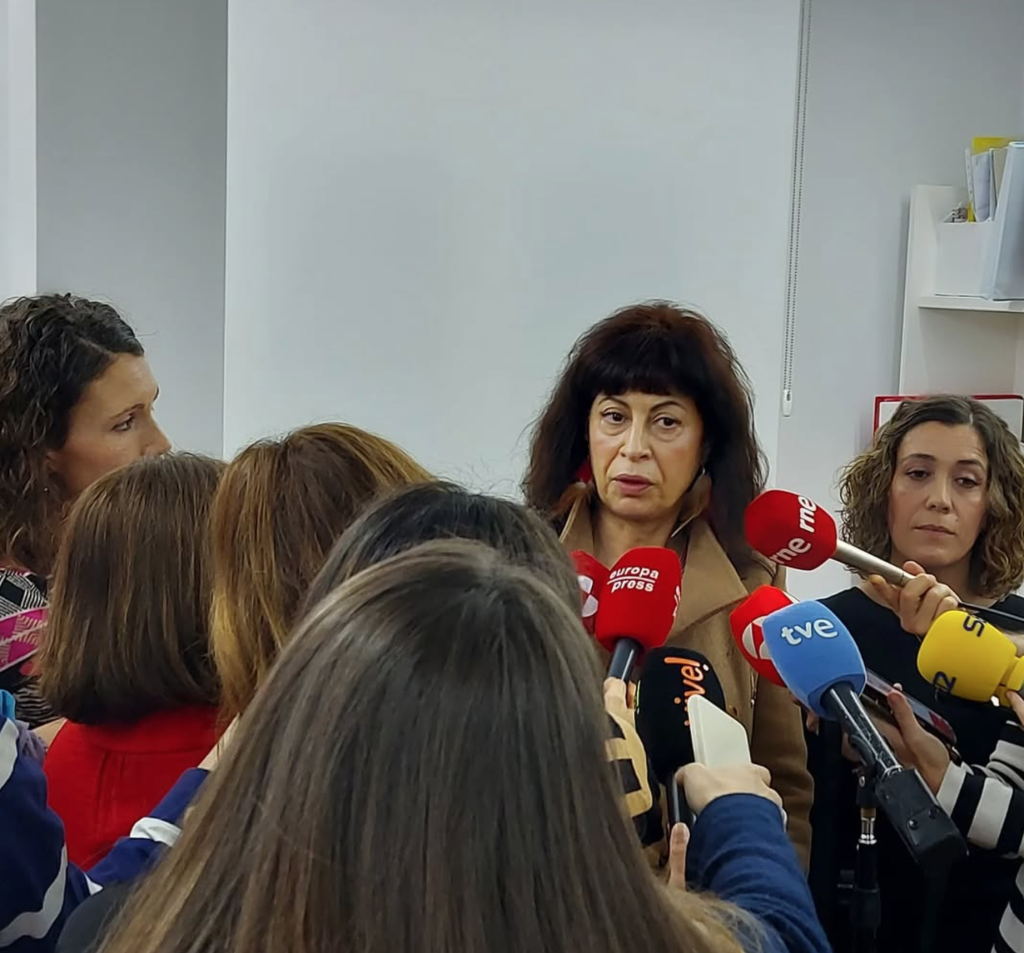 La Ministra de Igualdad atendiendo a los medios de comunicación.